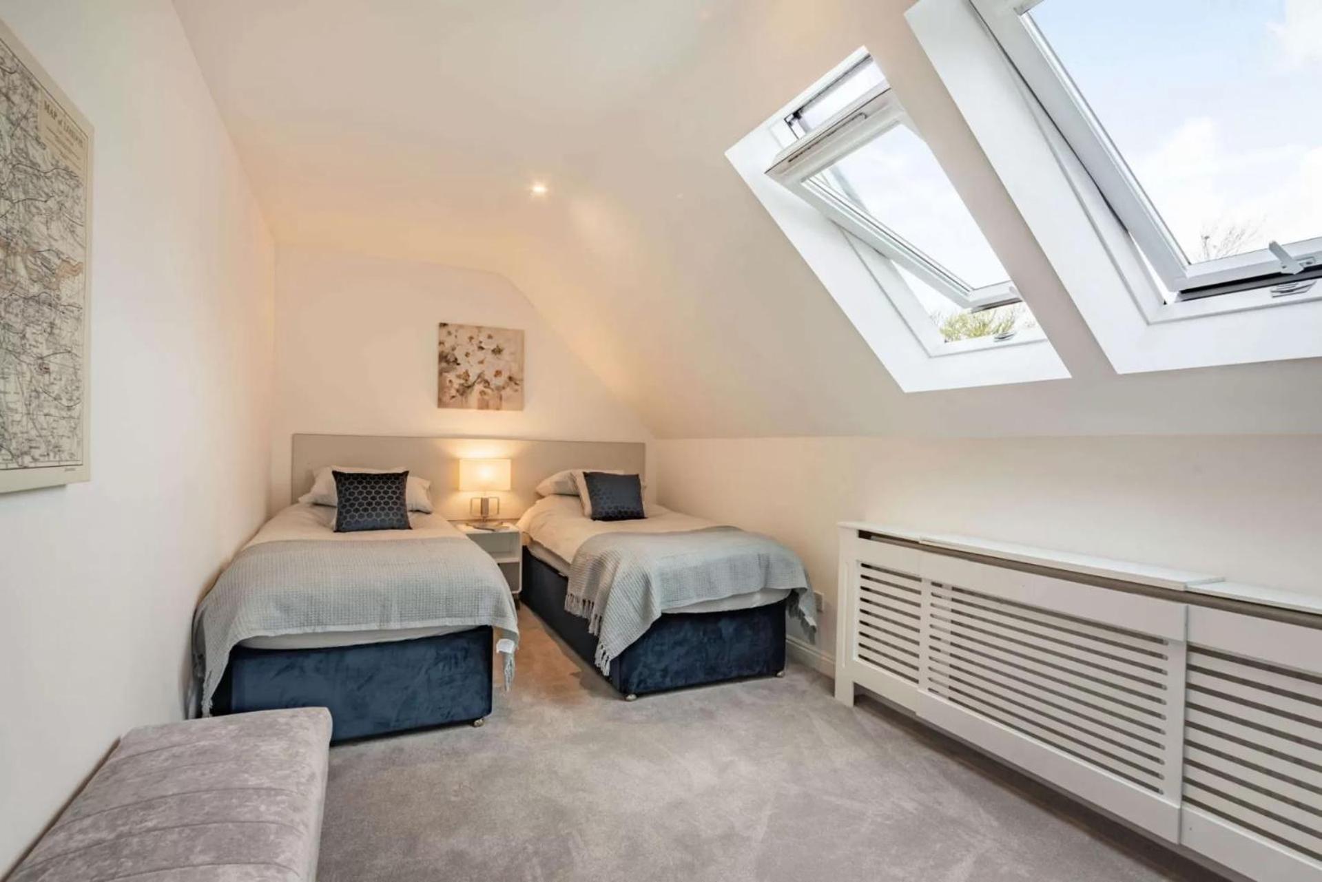 Cotswold Holiday Let With Hot Tub - The Old Garage Чипинг Нортън Екстериор снимка