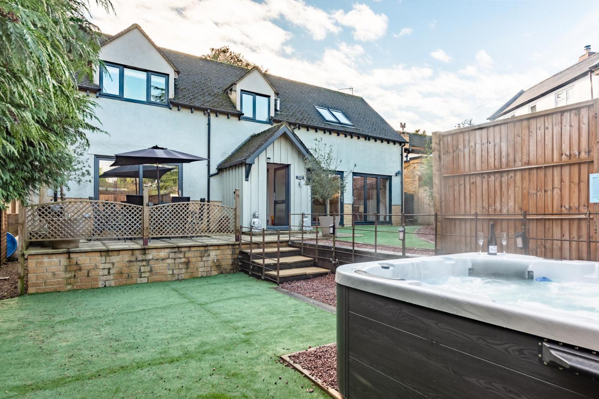 Cotswold Holiday Let With Hot Tub - The Old Garage Чипинг Нортън Екстериор снимка