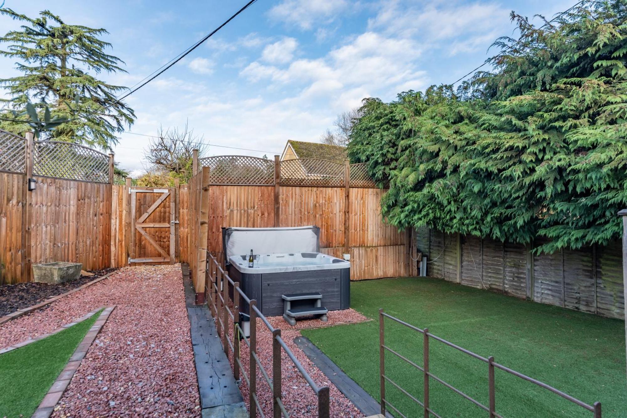 Cotswold Holiday Let With Hot Tub - The Old Garage Чипинг Нортън Екстериор снимка