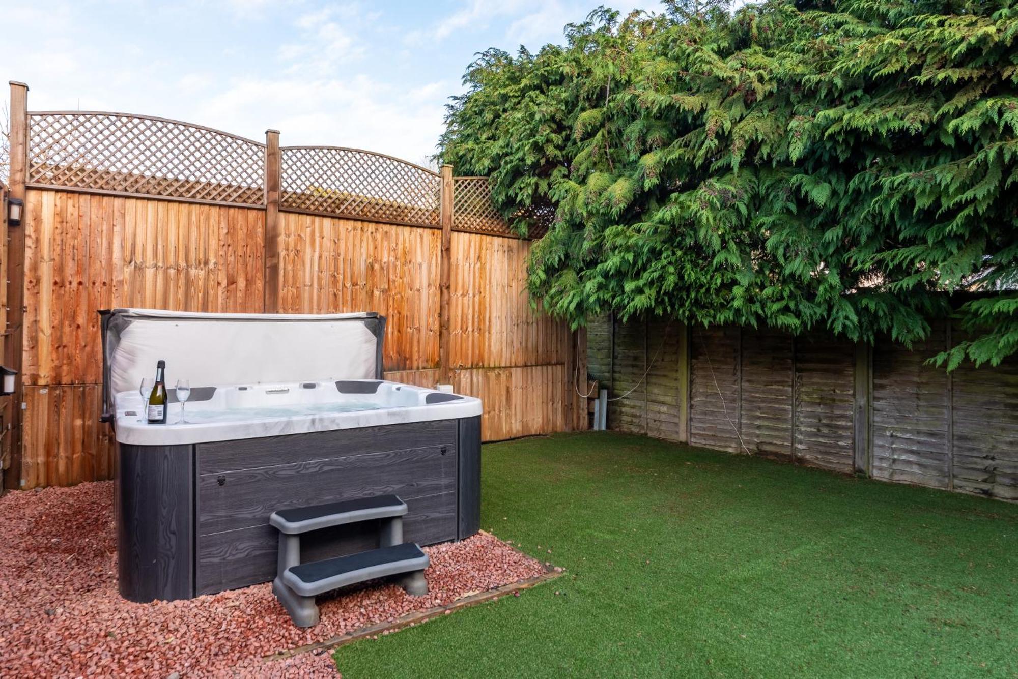 Cotswold Holiday Let With Hot Tub - The Old Garage Чипинг Нортън Екстериор снимка