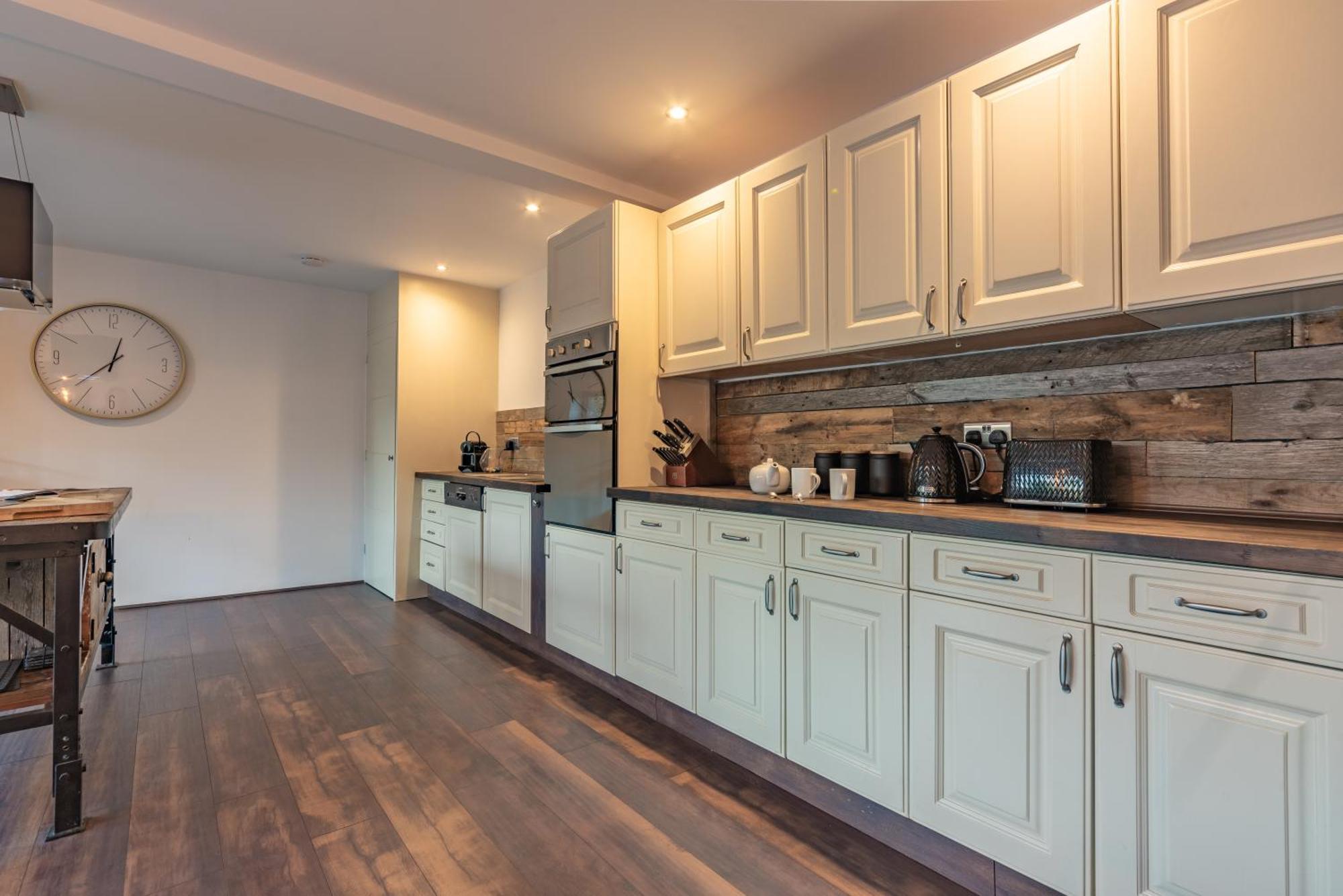 Cotswold Holiday Let With Hot Tub - The Old Garage Чипинг Нортън Екстериор снимка