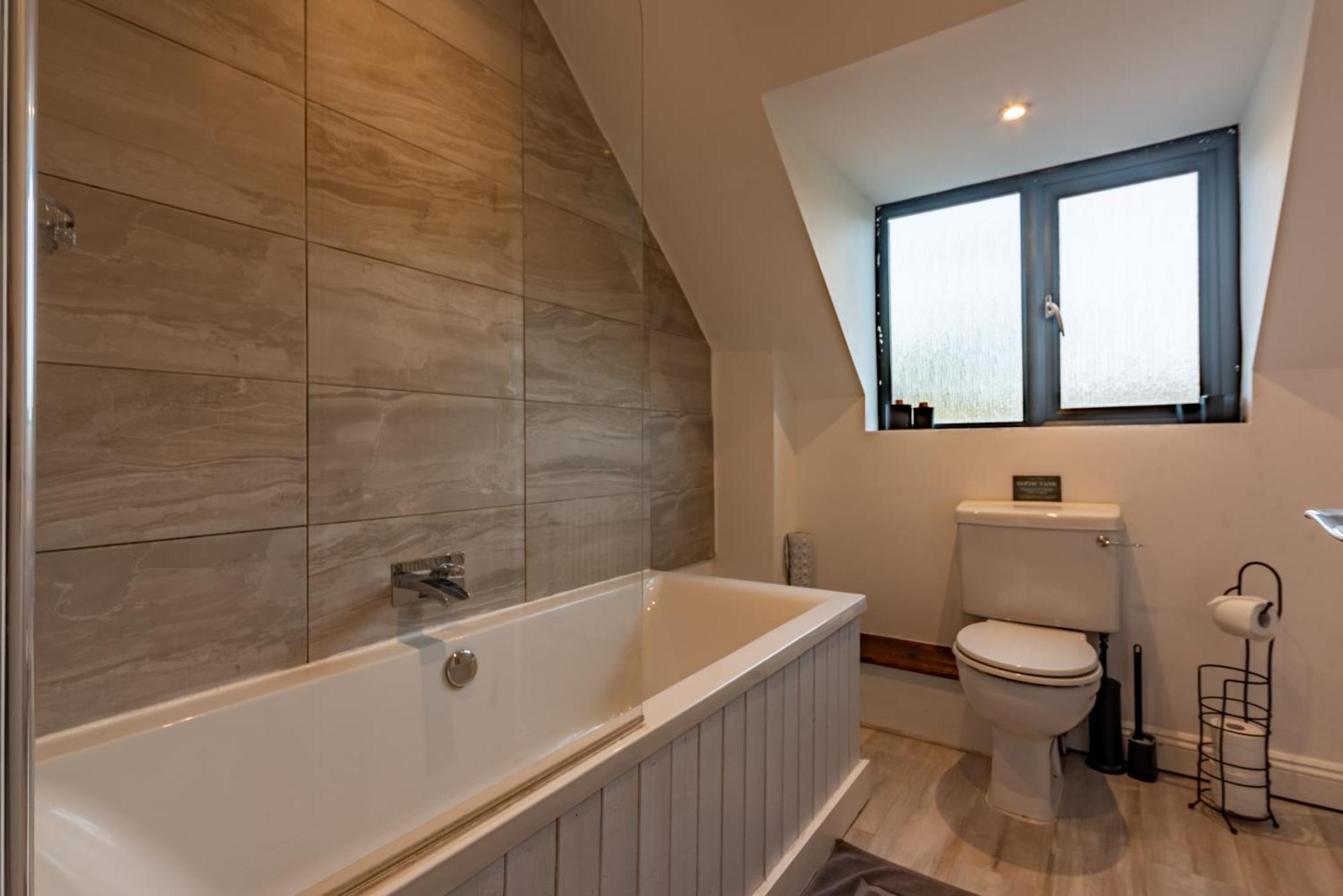 Cotswold Holiday Let With Hot Tub - The Old Garage Чипинг Нортън Екстериор снимка